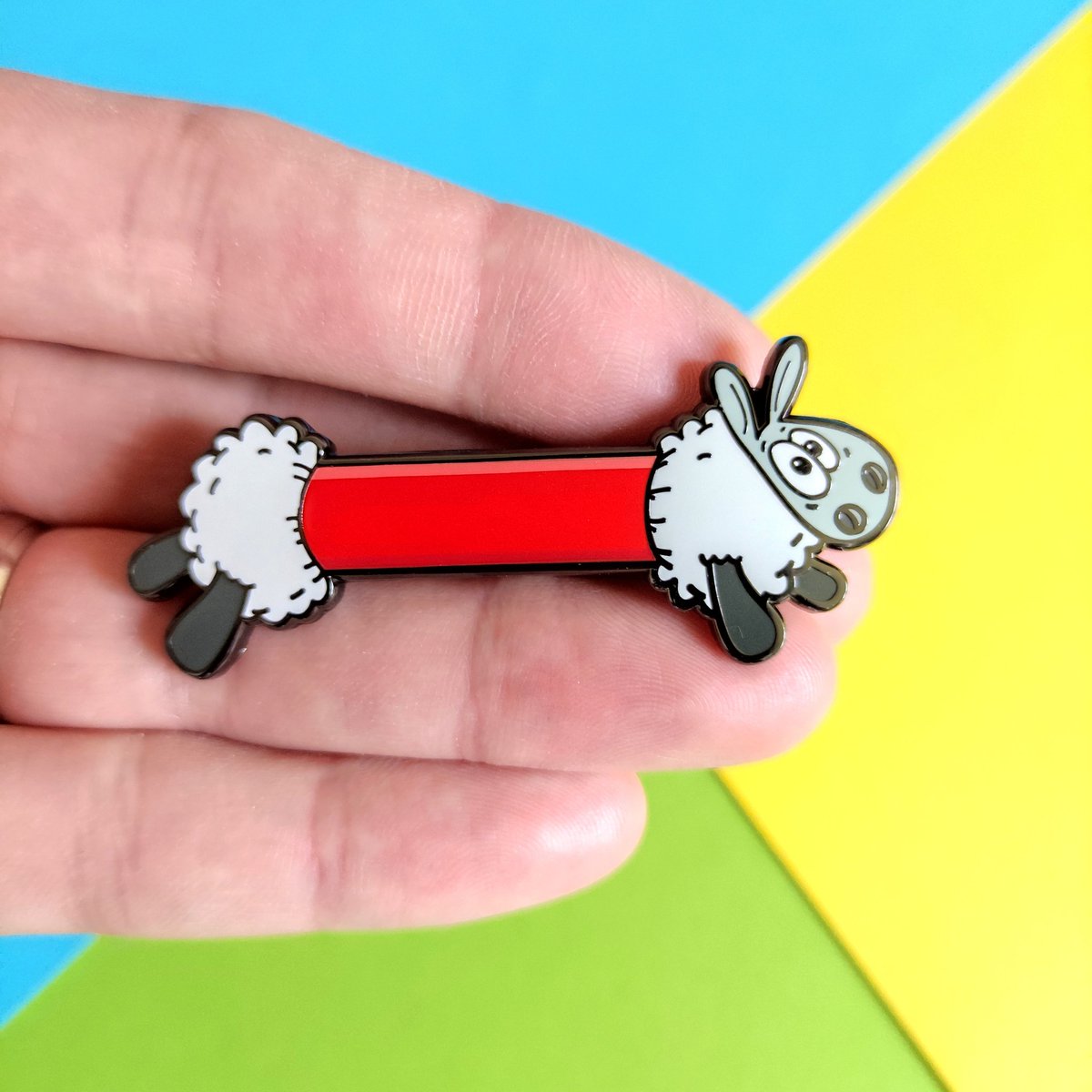eweniverse's tweet photo. Evening #HandmadeHour!

Check out my latest (and I think greatest!) enamel pin in the collection. EweTube! 🤣🐑

Available at https://t.co/5frxkSrKeA https://t.co/sOdlhkQw09