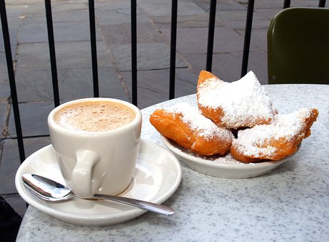 A2. Having coffee and beignets at Café du Monde in New Orleans #FoodTravelChat