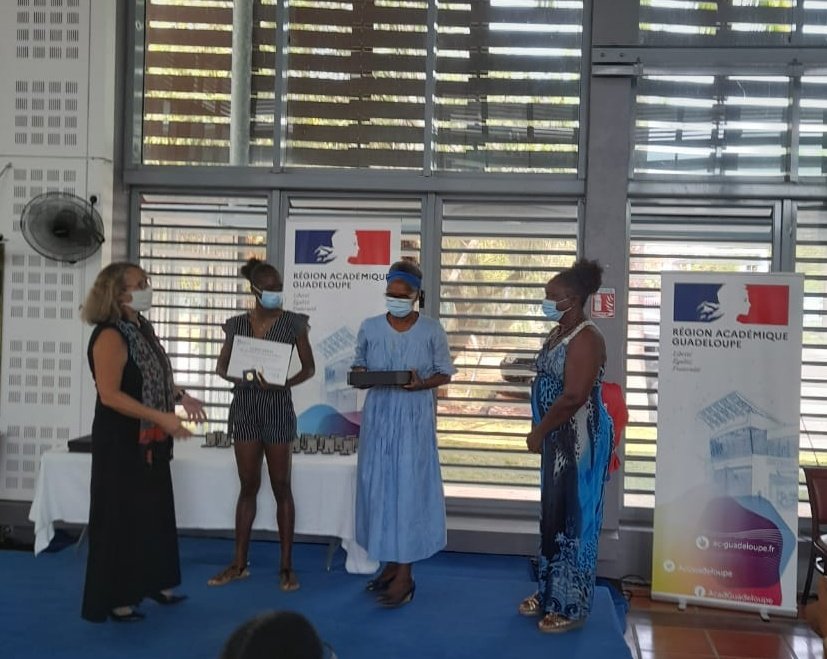 Remise des récompenses par la Rectrice <a href="/gangloffchris/">Christine Gangloff-Ziegler</a> 
Bravo à notre meilleure bachelière du #LPGA : GANE Mellissandre de la Tle Métiers de la Sécurité 👏🏽