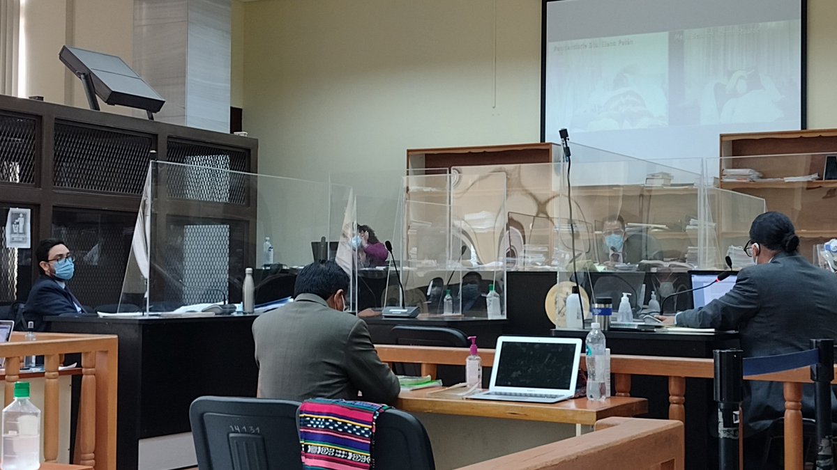 #CasoDiarioMilitar Manuel Farfán, querellante, menciona que los mismos discursos que les decían a los familiares en la década de 1980 se dicen hoy, y recuerda que <a href="/FamdeguaG/">Famdegua Guatemala</a> ha encontrado a más de 500 víctimas en cementerios clandestinos en bases militares, como el <a href="/CasoCreompaz/">CasoCREOMPAZ</a>.