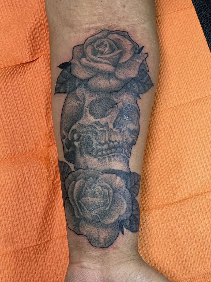 rios_robert's tweet photo. Skull &amp; roses https://t.co/6Tb1QFkTqe