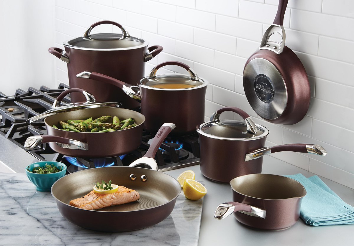 Everyone deserves great gear that helps them cook fearlessly in the kitchen. Check out our best sellers for your new favorite Circulon pan: bit.ly/2SQOwEd.
