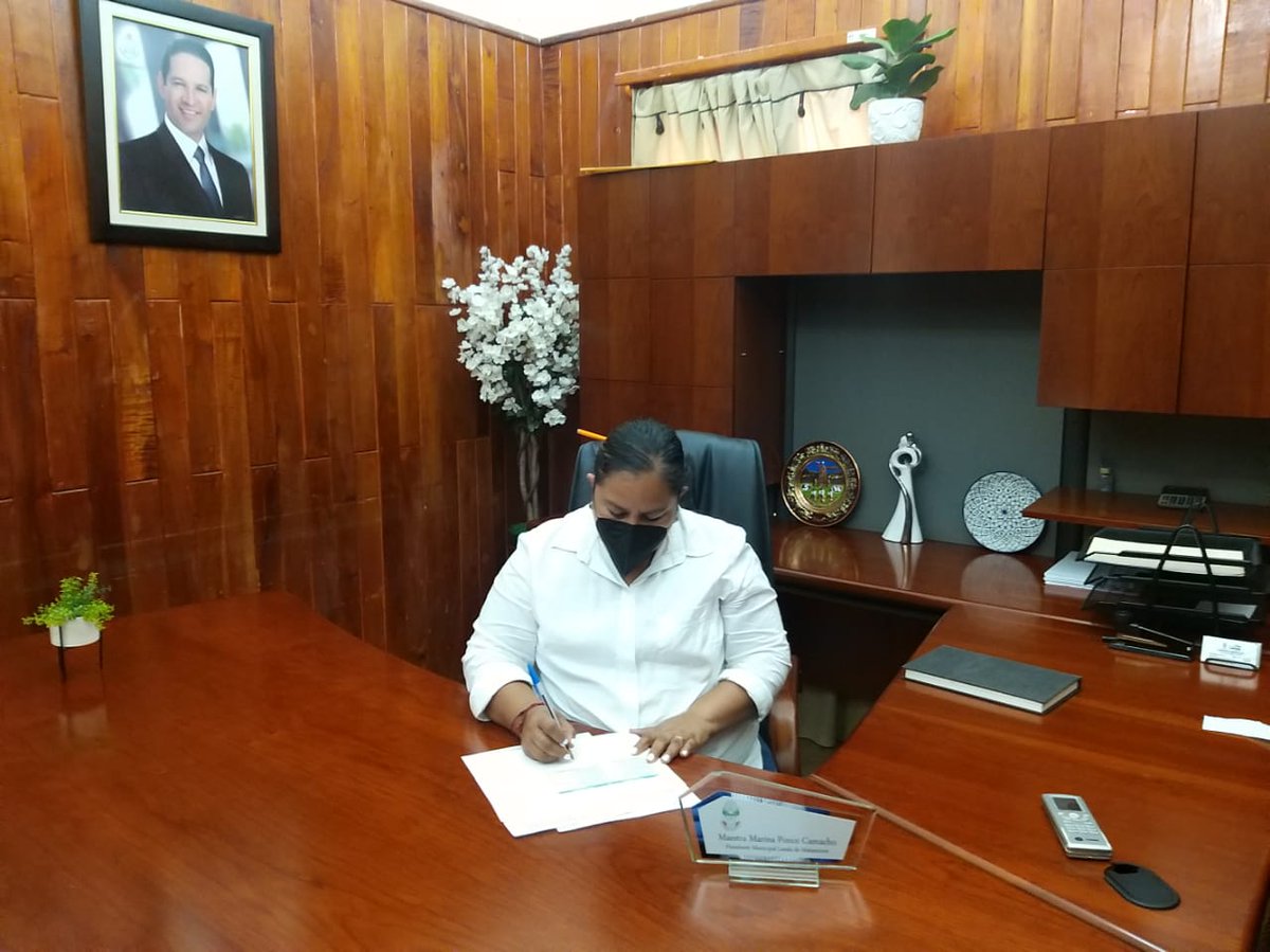 La Alcaldesa Marina Ponce Camacho brindó atención ciudadana desde su oficina de Presidencia.

Después de días de gira de trabajo y entrega de obra, la edil se concentró en los pendientes de la ciudadanía.

Con trabajo y resultados #SeguimosAdelante