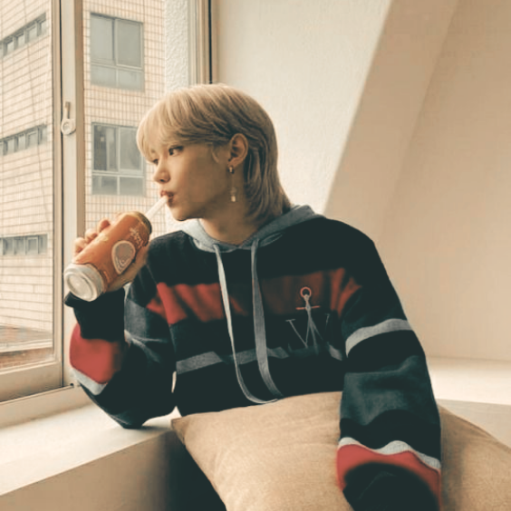 Foxl_Nyinnie's tweet photo. 𝘖 𝘨𝘢𝘳𝘰𝘵𝘰 𝘯𝘢 𝘫𝘢𝘯𝘦𝘭𝘢 - 𝘏𝘺𝘶𝘯𝘭𝘪𝘹 𝘢𝘶!

Onde Felix relaxa passando um tempo da sua tarde comendo chocolate e mandando beijos pra sua gata no telhado

ou

Onde Hyunjin todos os dias vai a mesma rua com seu skate para receber os beijos voadores do garoto na janela https://t.co/591oeCdyRB