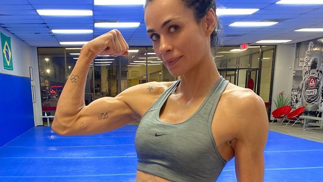 JoeBaloney3's tweet photo. At the gym, Mariana, a leanly-muscled brunette made a move for the muscle-hunk Dick Long. But he was Kylie's man. As Mariana posed sexily for Dick, the uber-muscled blond punched Mariana hard in the face. Outmatched, Mariana ran away with a reminder to not mess with Kylie.😈💪😍 https://t.co/YuCBwsmZYn