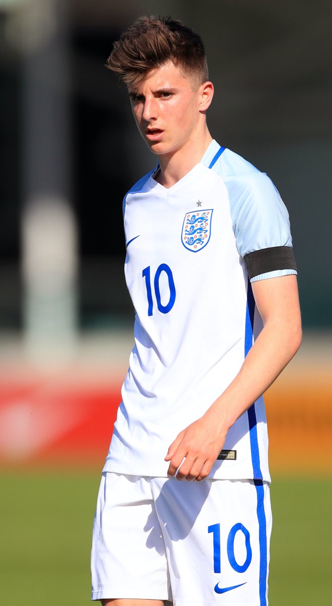 Squawka's tweet photo. In 2017, England won...

◉ Their first U17 World Cup with Phil Foden &amp; Jadon Sancho

◉ Their first U19 Euros with Reece James &amp; Mason Mount

◉ Their first U20 World Cup with Dominic Calvert-Lewin

Four years later, #ENG reach their first men's Euros final with all of them. 🙌 https://t.co/3pZpI56O37