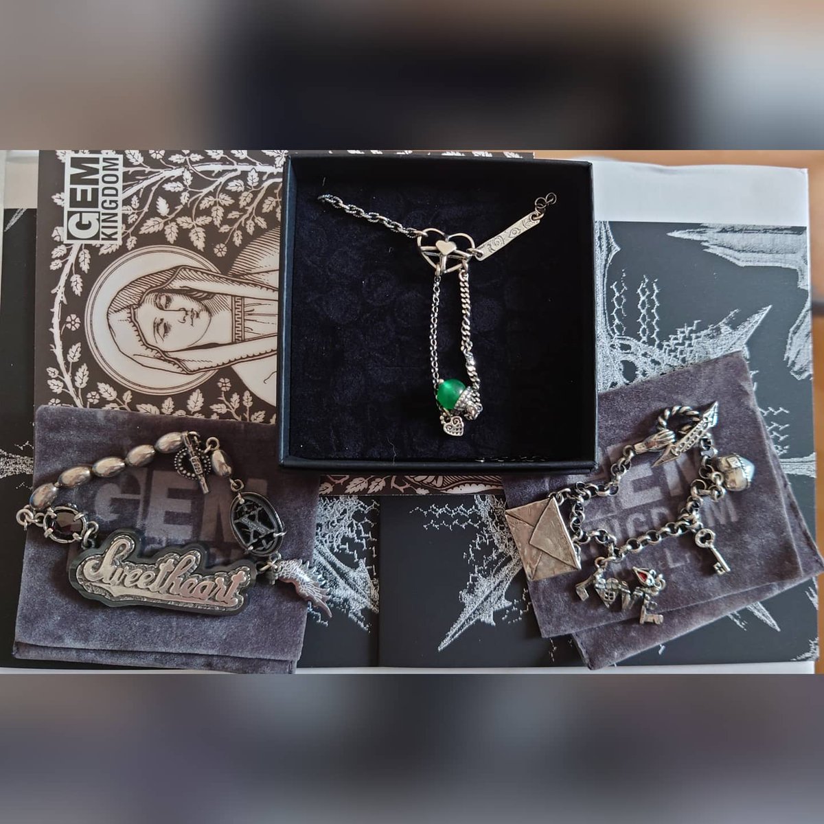 TheSoundOfMyHe2's tweet photo. Couldn't resist 🥺❤️
I love all of these little details ✨
@GemKingdomshop
#gemkingdom #jewelry #loveletter #hearts #burningheart #withintemptation #silver https://t.co/BuNP5YmgiW