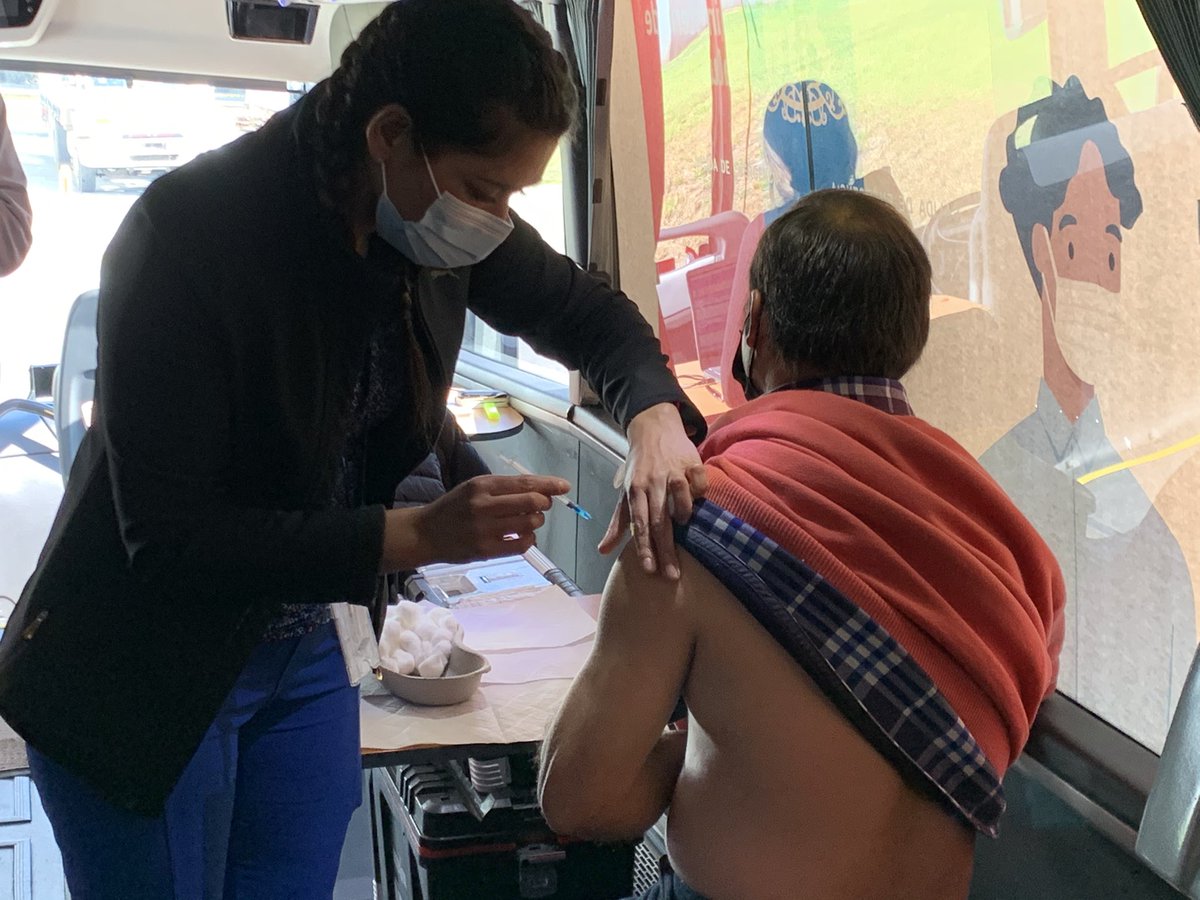DPPTalagante's tweet photo. 👉🏼 Esta mañana, nuestro Gobernador #CesarCorrea junto al Seremi de Agricultura José Pedro Guilisasti, la Jefa Oficina Provincial de SAG Loreto Esquivel participaron del proceso de vacunación masiva 💉, por gestión de la mesa de abastecimiento seguro, en la planta #Ariztía https://t.co/1WkyQDKYgM