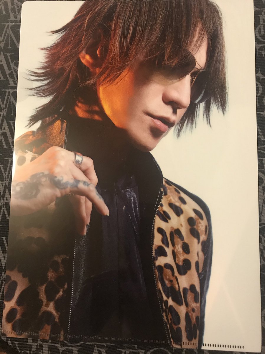 kiyonji0819's tweet photo. HAPPY HAPPY BIRTHDAY TO SUGIZO 🎂🌹🌕
お誕生日おめでとうございます
素敵な姿に早く会いたいです
ツアーに早く行きたいです
楽しみにしてますね🖖
いつまでも素敵なギターandヴァイオリン奏でて下さいませ
#LUNASEASUGIZO https://t.co/Bqdg8iW6Rg