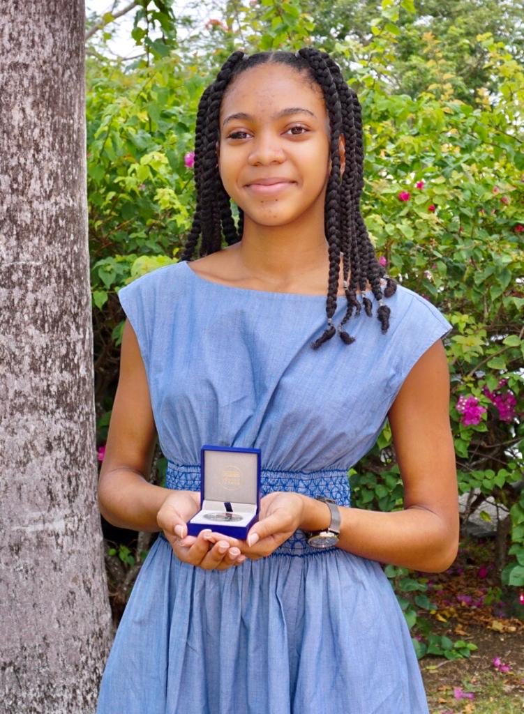 Eva, qui n’a pas encore 16 ans, vient d’obtenir son bac général avec la mention Très bien. L’académie de la Guadeloupe amène vers la réussite de magnifiques talents ! Félicitations à elle et à ses parents et bravo aux équipes qui l’ont accompagnée. Tous nos vœux pour ses études !