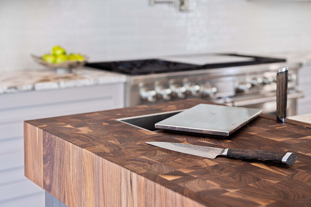glumber's tweet image. This custom kitchen design featuring dual Walnut End Grain Butcher Blocks.

Design by: Katie Stanfield of TheCottage and Connie Howard.
Photography by Eric Elberson. 
Wood Tops built by @glumber 
Cabinetry by BentwoodKitchens

#GrothouseThings #CustomKithens #WoodCountertops