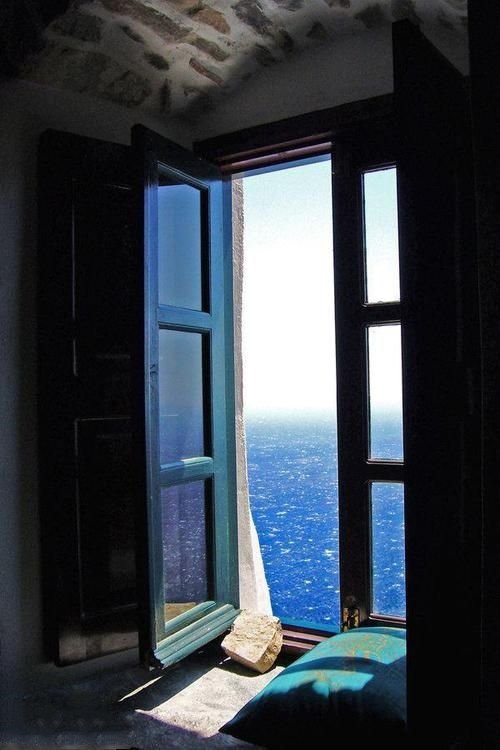 TaniaStna's tweet photo. "Tengo una ventana dentro con vistas al amor propio".  #AMBKOR
#BuenasNoches #reflexion #frases #amorpropio https://t.co/TeFux0VrOR