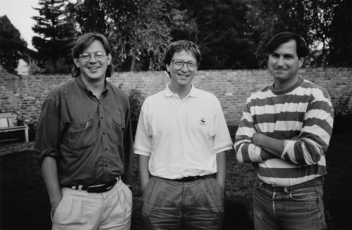 APompliano's tweet image. Bill Gates and Steve Jobs hanging out with a journalist in 1991.