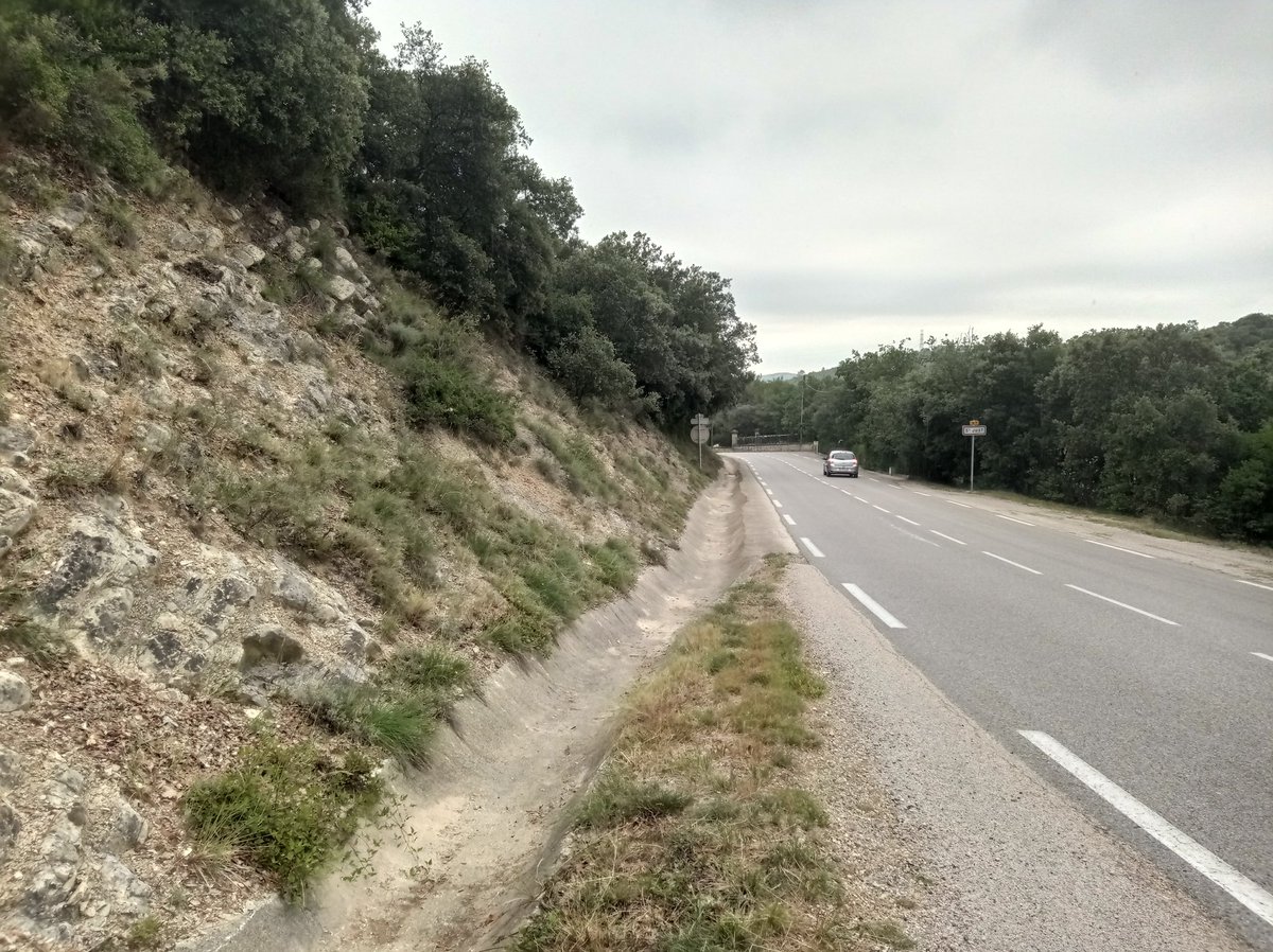 VersinoG's tweet photo. Les agents du service des routes du  @Gard préparent le passage du #TourdeFrance. Après avoir débroussaillé les abords des routes, ramassé les macro-déchets, ils se préparent à sécuriser et protéger les points potentiellement dangereux pour les coureurs.
@bleugardlozere https://t.co/yBQunUpw1g