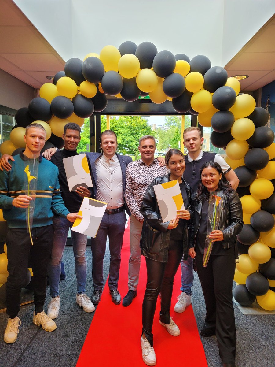 NP_BusinessAdmi (@np_businessadmi) on Twitter photo Trots op alle <a href="/Noorderpoort/">Noorderpoort</a> studenten die ondanks Corona toch hun opleiding uitstekend hebben kunnen afronden. Deze weken staan ze in de spotlights en ontvangen ze terecht hun diploma.
#Ditismbo #Trots #Passie #Vakmanschap
📷 Studenten #Vakmanondernemer <a href="/Freek_Bosgraaf/">Freek Bosgraaf</a> Trots op alle <a href="/Noorderpoort/">Noorderpoort</a> studenten die ondanks Corona toch hun opleiding uitstekend hebben kunnen afronden. Deze weken staan ze in de spotlights en ontvangen ze terecht hun diploma.
#Ditismbo #Trots #Passie #Vakmanschap
📷 Studenten #Vakmanondernemer <a href="/Freek_Bosgraaf/">Freek Bosgraaf</a>