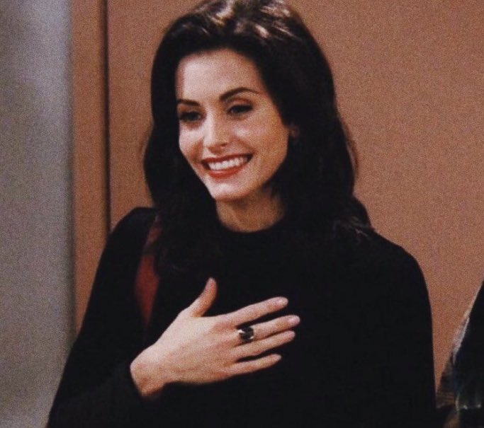 _im2boring_'s tweet photo. Monica Geller in black 🖤 https://t.co/vXIY6ImOkN