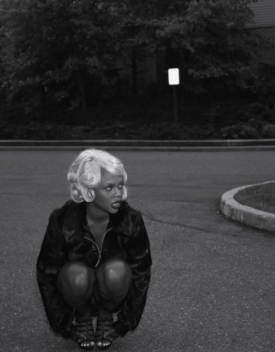 lil kim by dana lixenberg, 1997