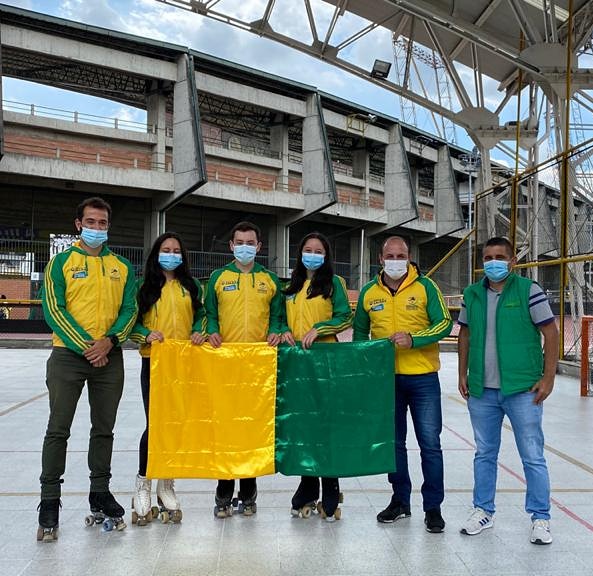 El metodologo de la  Secretaría de Deporte, Recreación y Actividad Física de Caldas Juan Pablo Echeverri, acompañó la entrega de la bandera de Caldas a los deportistas de la Selección  de Patinaje Artístico que representarán al departamento en el Campeonato Nacional Interligas.