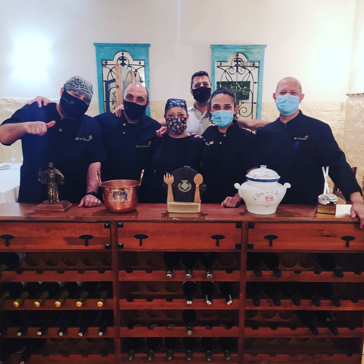 La típica foto para el recuerdo cuando llega la despedida de las prácticas de cocina en nuestro restaurante. Lídia, te deseamos lo mejor. Te lo mereces.
#CdTCastelló #TurismeCV #lExquisitMediterràni