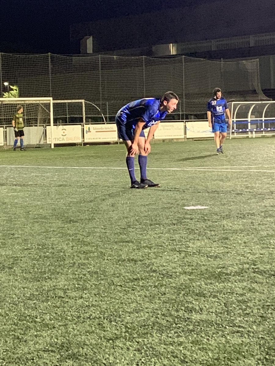 CentruFc's tweet photo. Donem per acabada la jornada esportiva de la setmana. Això è molt cansat. Ens trobarem on és habitual: als bars… i més concretament al nostru temple, CENTRU.🍺🍺🍺

#CentruFC #fumbol https://t.co/cht8k7E2vN