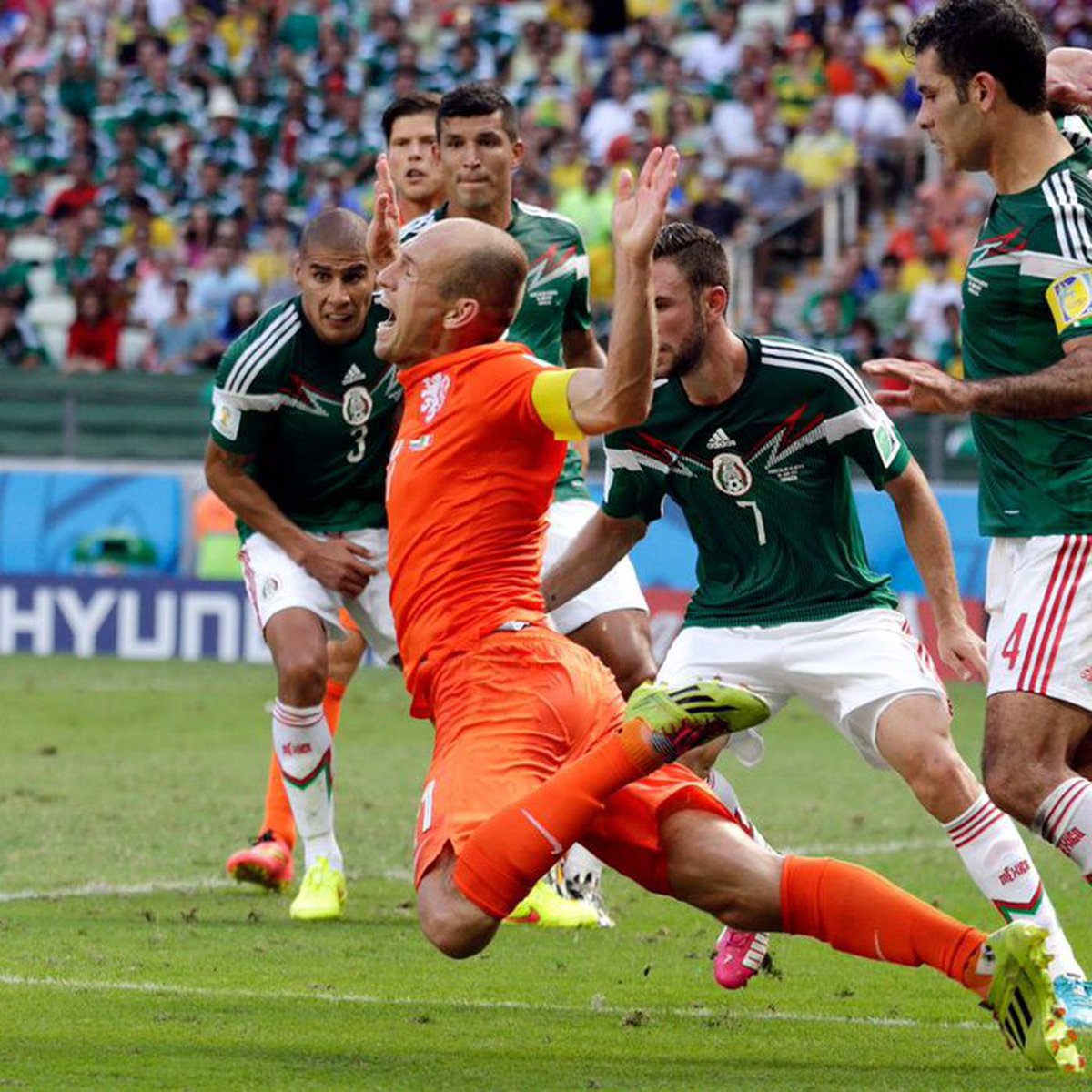 Spot the difference #ENGDEN #DENENG #EURO2020 #DEN #ENG