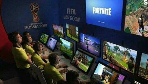 espino_hh's tweet photo. El #VAR en los momentos del penalti para Inglaterra #EURO2020 https://t.co/Az8IRbftUT