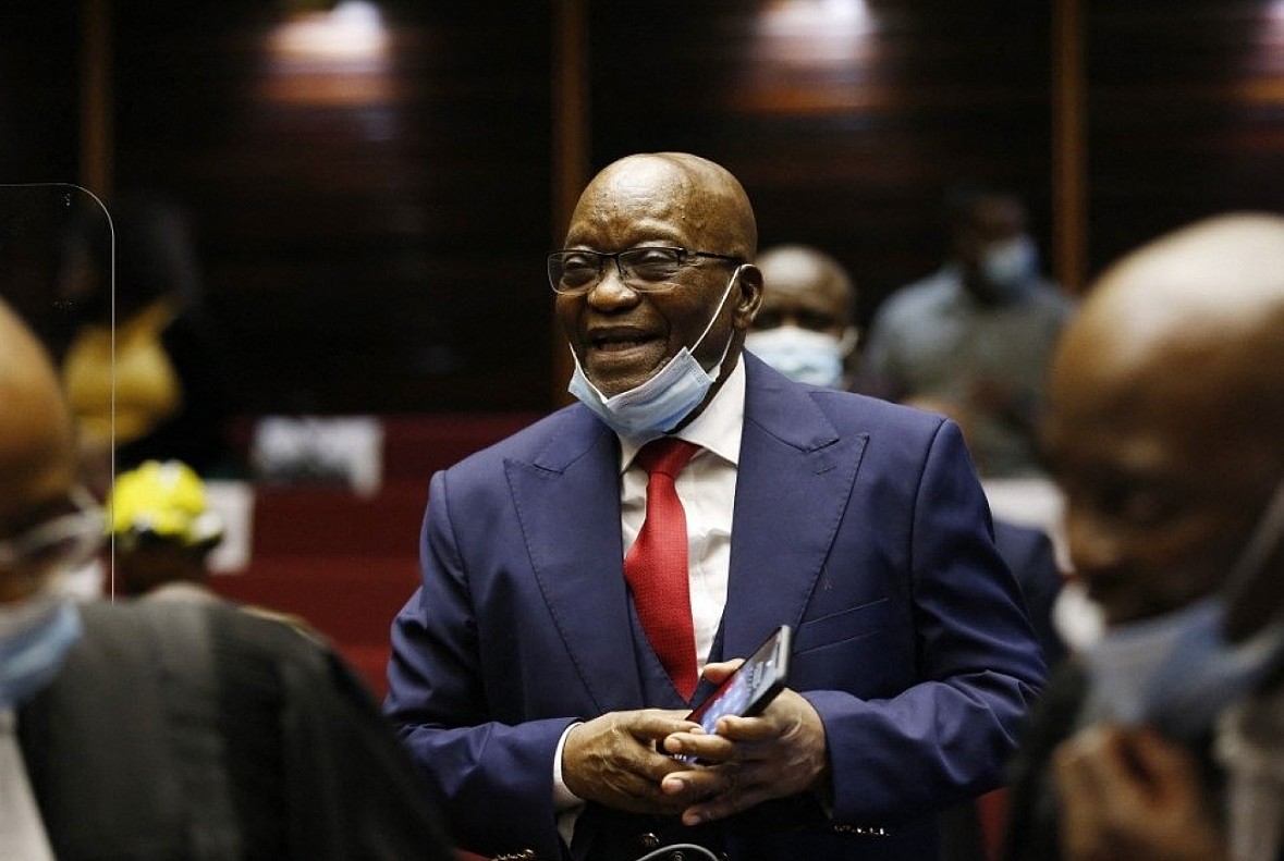 News24's tweet photo. LIVE | Vehicle convoy departs Nkandla at high speed with less than 40 minutes until Zuma arrest deadline

https://t.co/3TMoIxzeYP https://t.co/NGdBXWvqHq