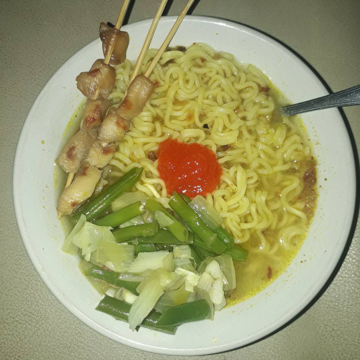 wisnuskate's tweet photo. Menu Sahur Hari ini #indomie #sate #buncis #fasting https://t.co/HQzZ0BorF2