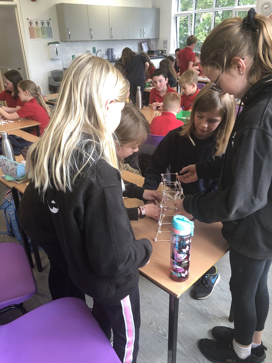 Hendrefoilan's tweet photo. STEM challenge in Year 5 #hdfpy5 #STEMeducation https://t.co/Mgubr15EfS