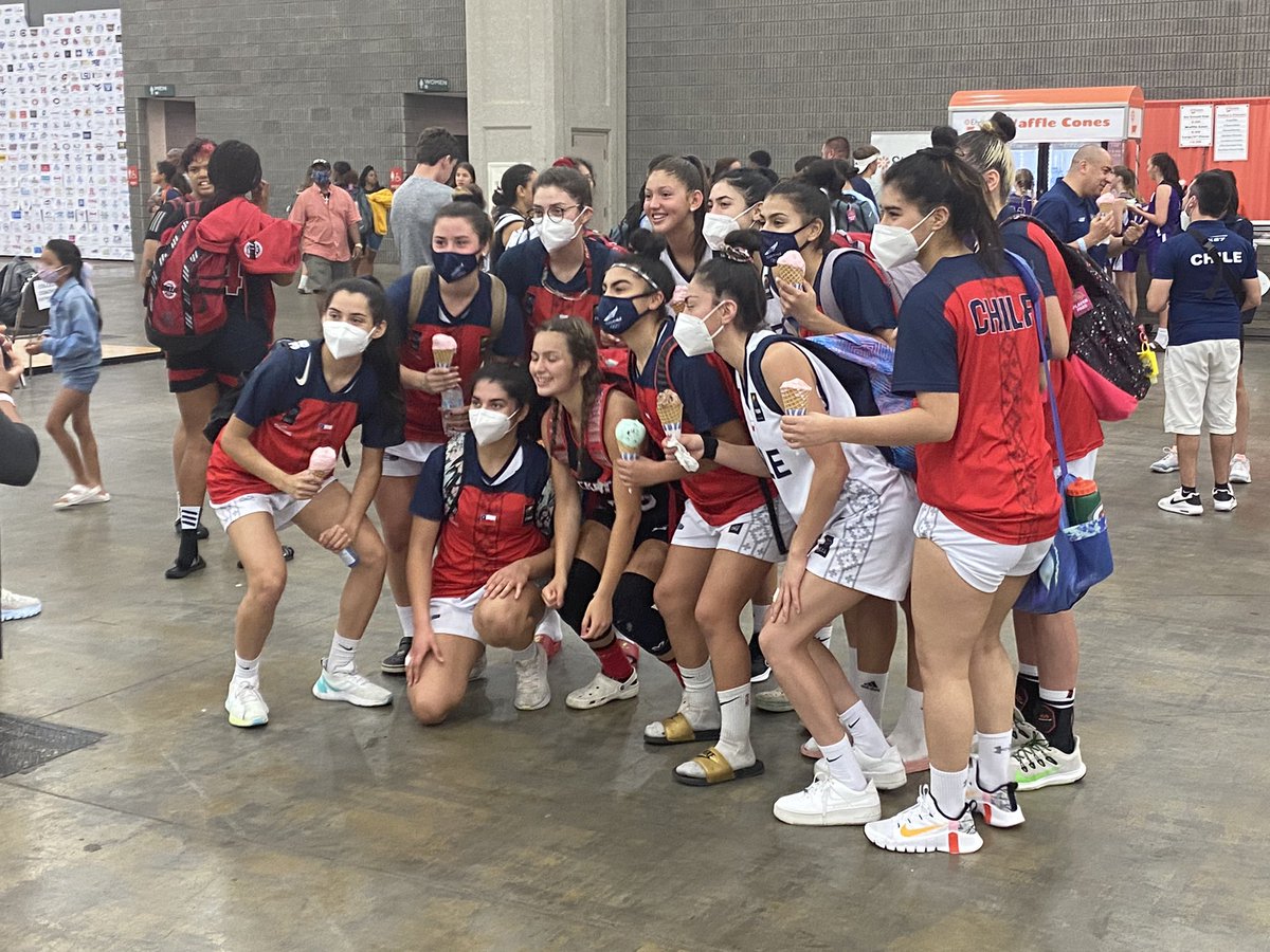 The 🇨🇱 Chilean 🇨🇱 Girls National Basketball Team enjoying some ice cream after competing this afternoon! 

#runfortherosesclassic2021