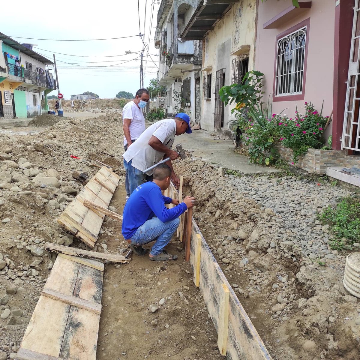 AlcaldiaUD's tweet photo. ¡Continúan las obras en #Urdaneta!
En el sector #ElTongo de la parroquia #Ricaurte, actualmente se avanza en la #construcción de #bordillos y #cuneta en las calles Ernesto Casal y Antonio Guerra , donde posteriormente se colocará una carpeta #asfáltica. https://t.co/lAhXuq4c4F