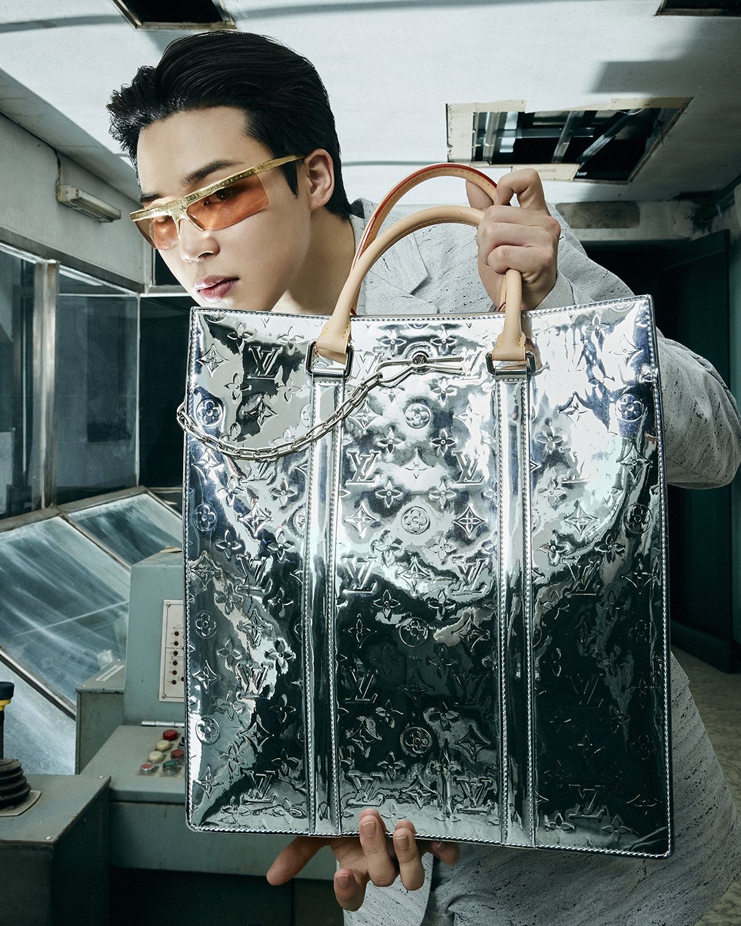 Louis Vuitton on X: #LouisVuitton Ambassador and @bts_bighit member #Jimin  shows off a silver tote bag from the collection at @ViriglAbloh's  #LVMenFW21 fashion show in Seoul. Watch now on Twitter or   #