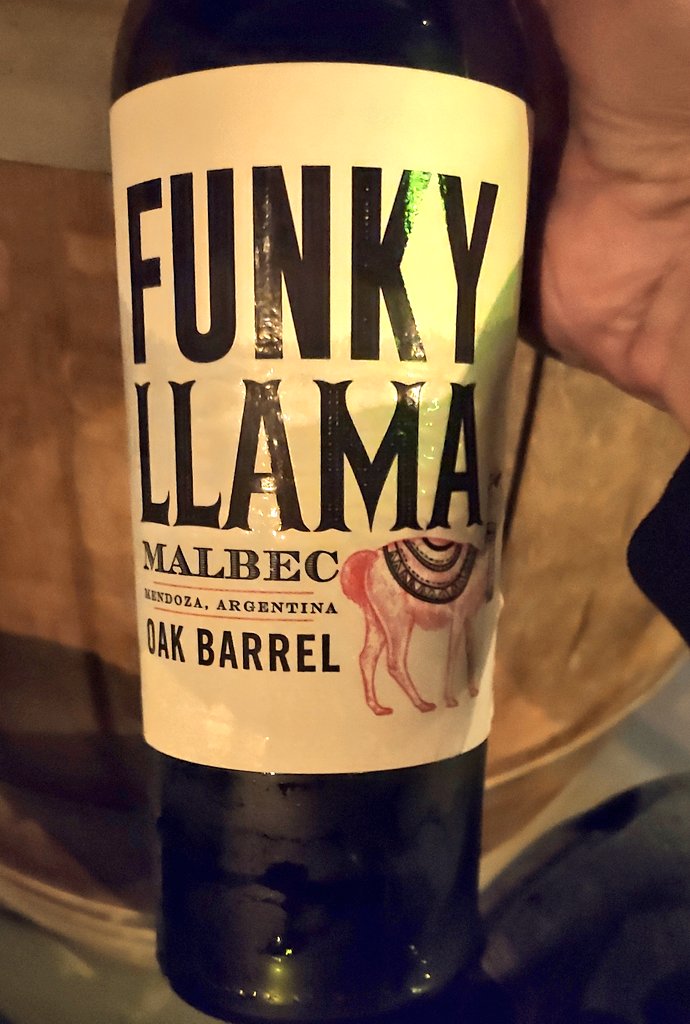 Adriancomp777's tweet photo. Me gustó mucho este vino, es el xiaomi de los vinos, calidad precio imbatible
#FunkyLlama https://t.co/0PyBBEQHAV