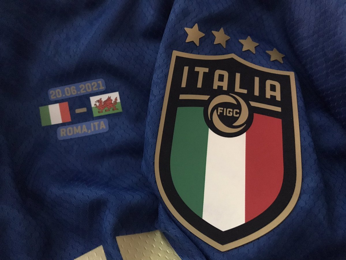 Oh well, have to hang this one up, tbf it’s a class shirt, for the rest of the week now. Another superb addition to the Wales opposition shirt collection

#Cymru 🏴󠁧󠁢󠁷󠁬󠁳󠁿 #Ita #Euro2020
