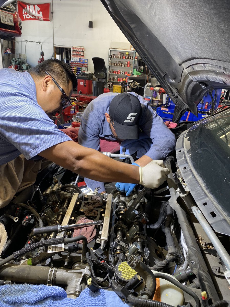 AztekAutoCA's tweet photo. Antonio &amp; Gilberto replacing a timing chain!    #aztekteam https://t.co/Xr8zIOlZAR