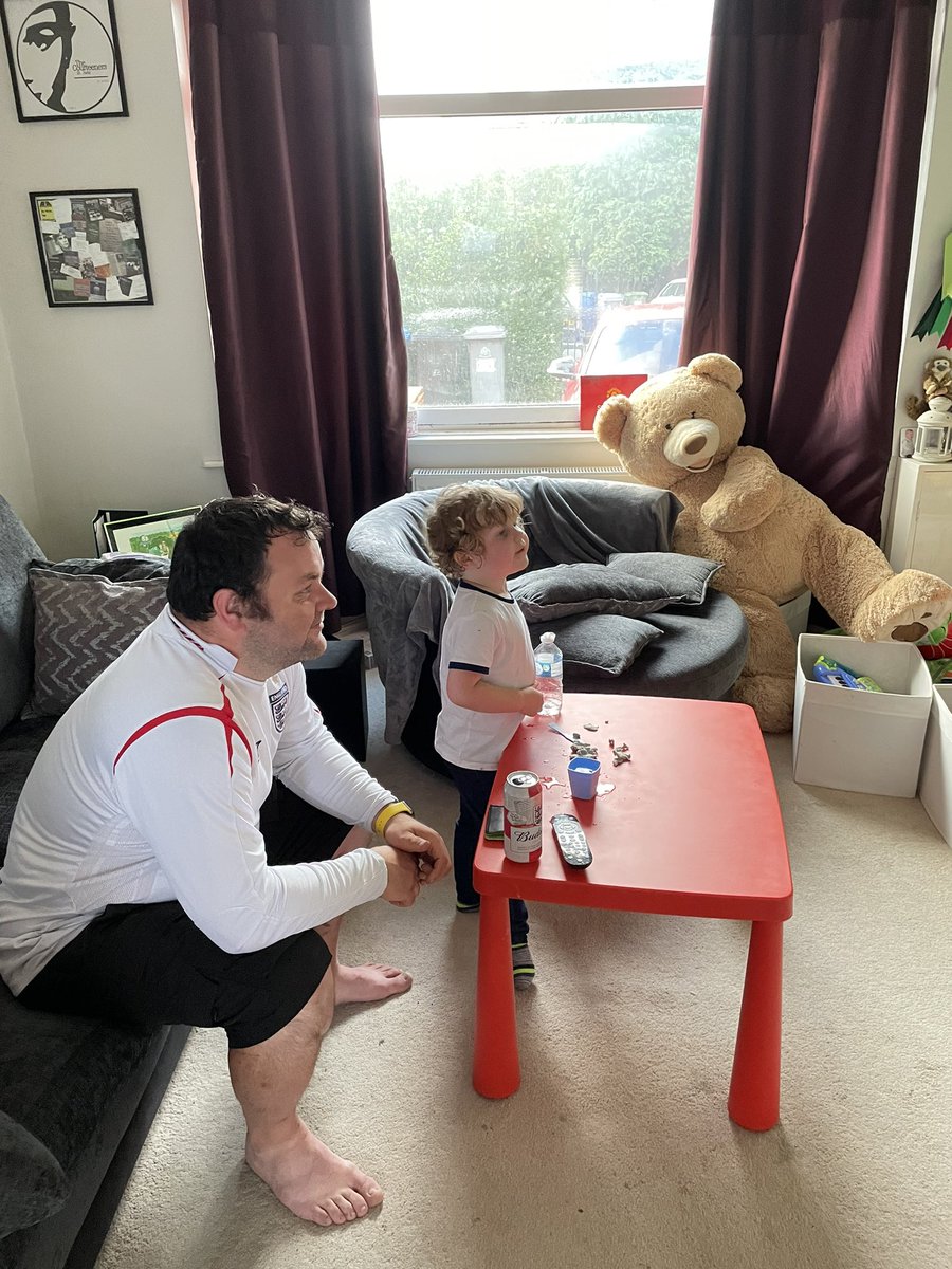 vikitori14's tweet photo. Dad and lad were ready 😍@robjohare  #itscominghome #England 🏴󠁧󠁢󠁥󠁮󠁧󠁿🦁🦁🦁 https://t.co/q2e2bzNg4q