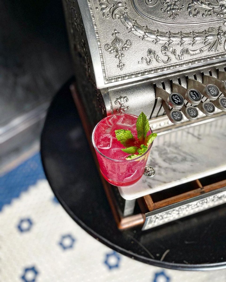 Order up! Get your fix of handcrafted cocktails and all-American cuisine at the one and only Parker &amp; Quinn. Visit the link below to reserve a table. #RefineryHotel #ParkerandQuinn

bit.ly/RefineryParker…