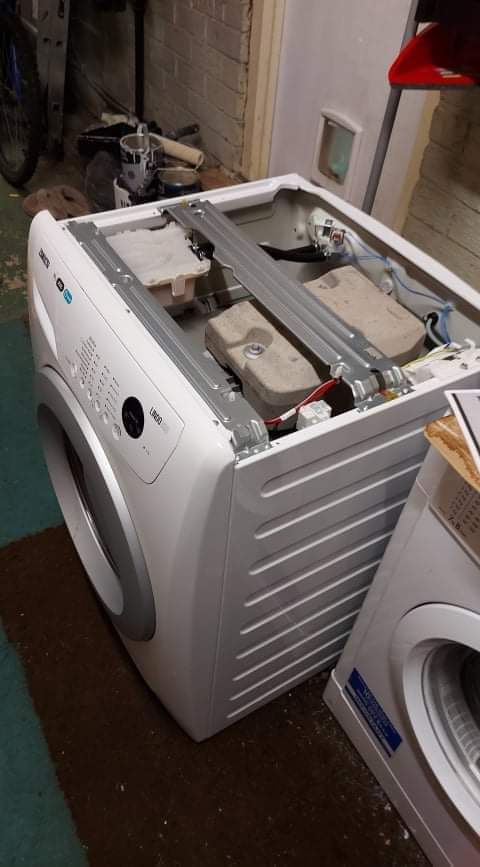 mark_jetson2005's tweet photo. My mate Ian - a Scot - rather than watch the #ENGUKR game took his washing machine apart to fix it, and we won. At 1-1 tonight we (with a load of help from his wife) made him take it apart again and we win 2-1. God help him Sunday, his poor machine #euro2020
#ENG #ENGDEN https://t.co/0AJ9xJvc6o