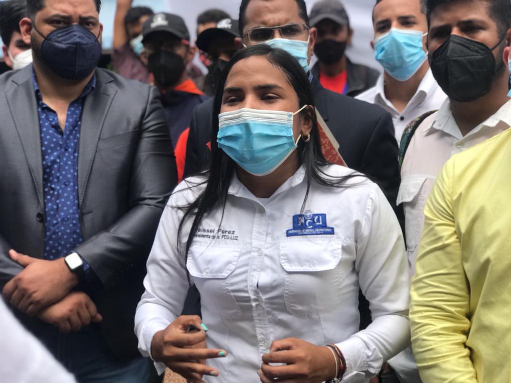Aquimariapaola's tweet photo. Ayer #6Jul todo el Movimiento Estudiantil Zulia respaldó a la Presidenta de la FCULUZ, Yeissel Pérez, en su denuncia ante el Ministerio Público en contra de los actos arbitrarios cometidos a su integridad por el régimen de Nicolás Maduro #NoMasPersecucion #YeisselPerez. https://t.co/j9TFVOIbvN