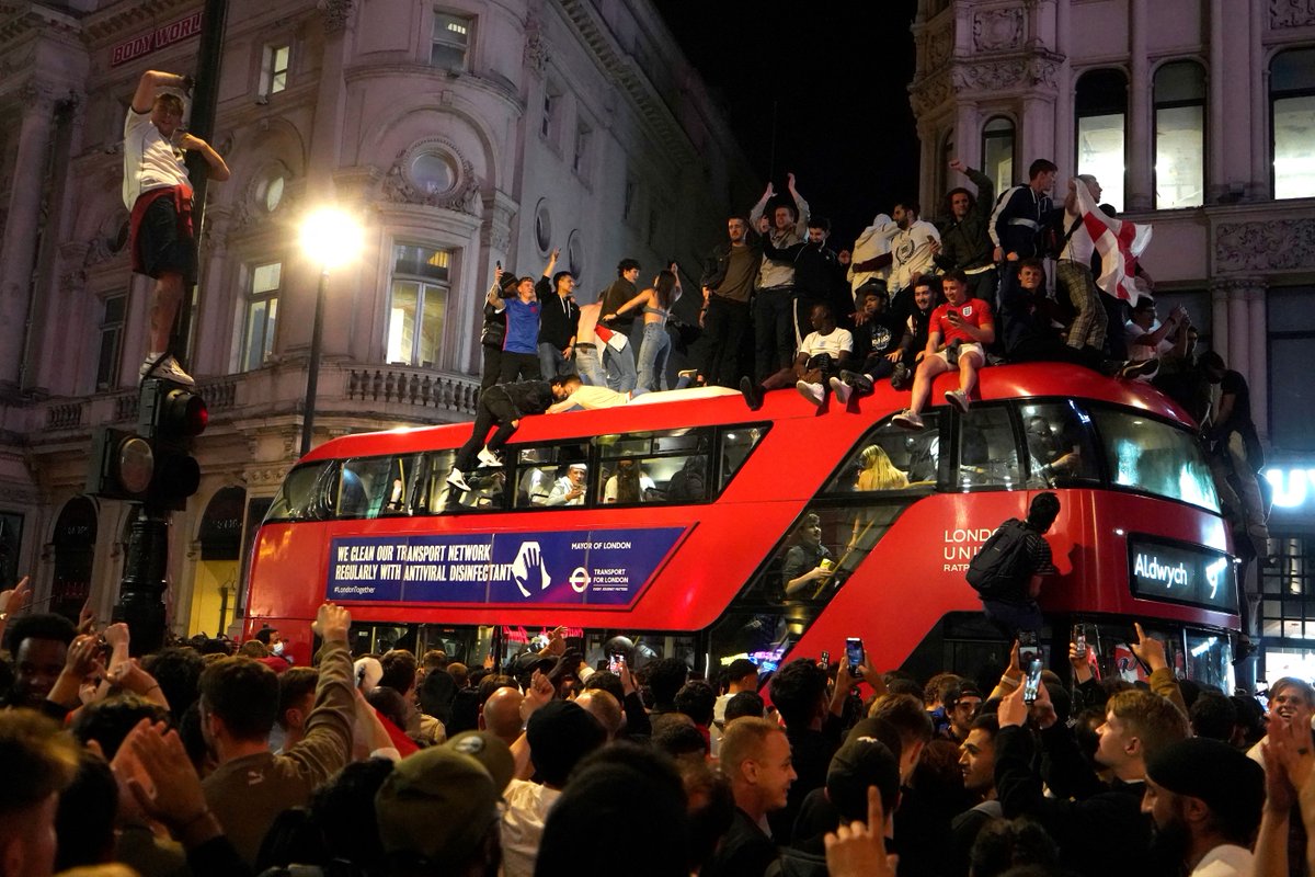 goal's tweet photo. The scenes in London right now! 🚌

#EURO2020 #ENG https://t.co/Yc9g1E80gy
