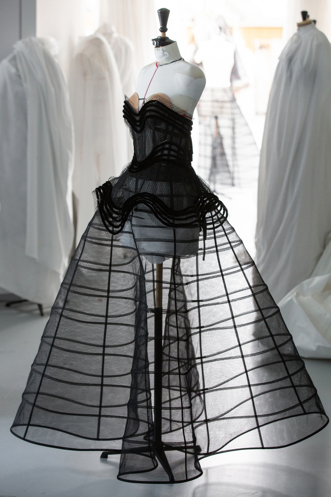 Dior's tweet image. Uncover some of the #DiorSavoirFaire behind the custom #DiorCouture by Maria Grazia Chiuri strapless black net evening dress with undulating velvet scrolls worn by actress @Jes_Chastain at the 74th @Festival_Cannes.
© Sophie Carre