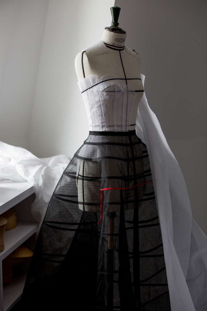 Dior's tweet image. Uncover some of the #DiorSavoirFaire behind the custom #DiorCouture by Maria Grazia Chiuri strapless black net evening dress with undulating velvet scrolls worn by actress @Jes_Chastain at the 74th @Festival_Cannes.
© Sophie Carre