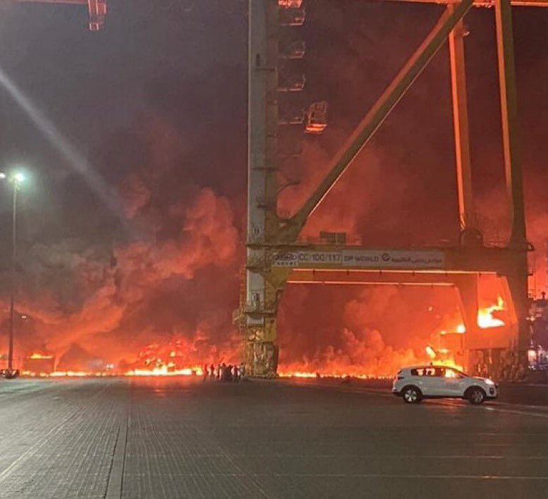 lazarooni's tweet photo. 🇦🇪

يا دانــة الدنيا !! عـلى بـالي خِطـر !!
سؤال:وش أقصر عُمر في الاشتعال؟

عود الثقاب اللي اشتعل تحت المطر؟
ولا انفجارٍ ما عطىٰ الشـامت مجال😉

رجـالنا .. هم الخـطـر .. على الخطـر
وهم الليـال السـودا لْـ سـود الليـال
#جبل_علي https://t.co/dLB5TtVKSx