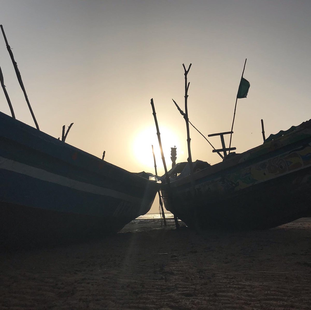 debarros_miguel's tweet photo. Ao entardecer, o porto dos pecadores em #Cacheu se transforma: o Sol projeta sobre as canoas raios mais intensos e ao passo que enche a maré o seu brilho vai ofuscando o horizonte... mas ao pôr-se, o vento chega com uma leveza que contrasta com as ondas projetando um belo cenário https://t.co/XsfYjERl8q
