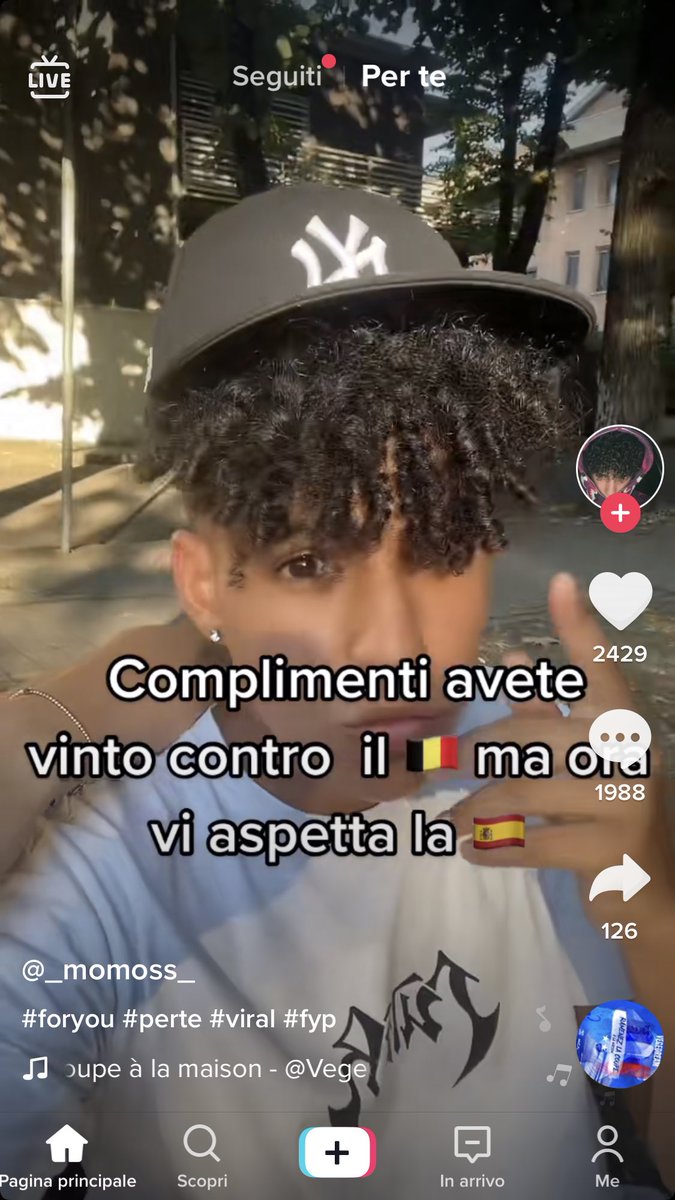 fvderica's tweet photo. Ok e??? Qual’è l’intento? Che cazzo di problemi vi affliggono non venite a piangere se vi fanno battutine tipo “fammi un kebab” perché ve la state cercando. Se schifate così tanto l’italia perché non ve ne andate??💀 ah no https://t.co/RXyLYvPAKw