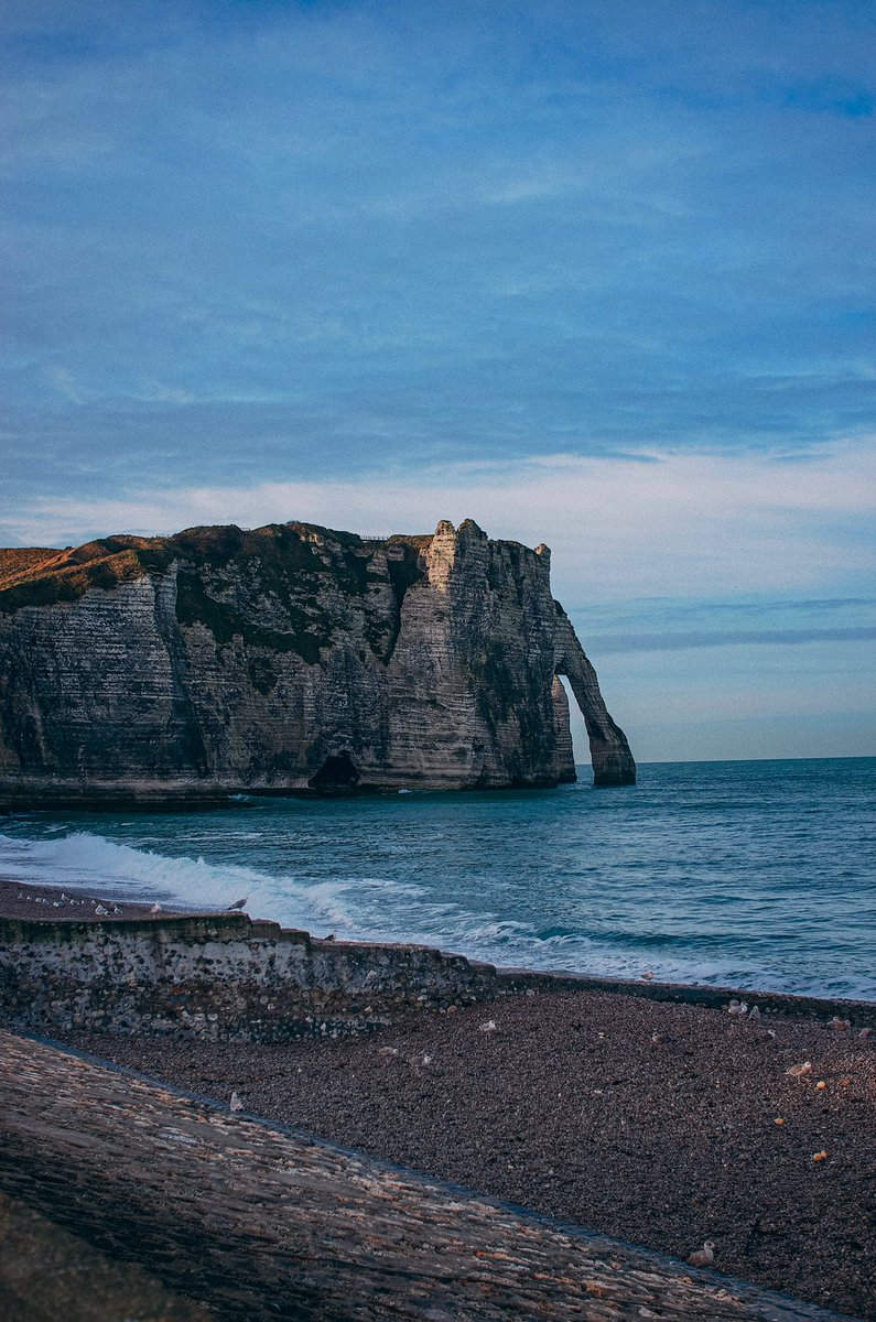 넷플릭스 드라마 뤼팽에는 프랑스에 여행 가본 사람들이 낯 익어 할 만한 배경이 꽤 많이 나오는데 그 중 하나인 에트르타. 실제 뤼팽 기암성 배경지...