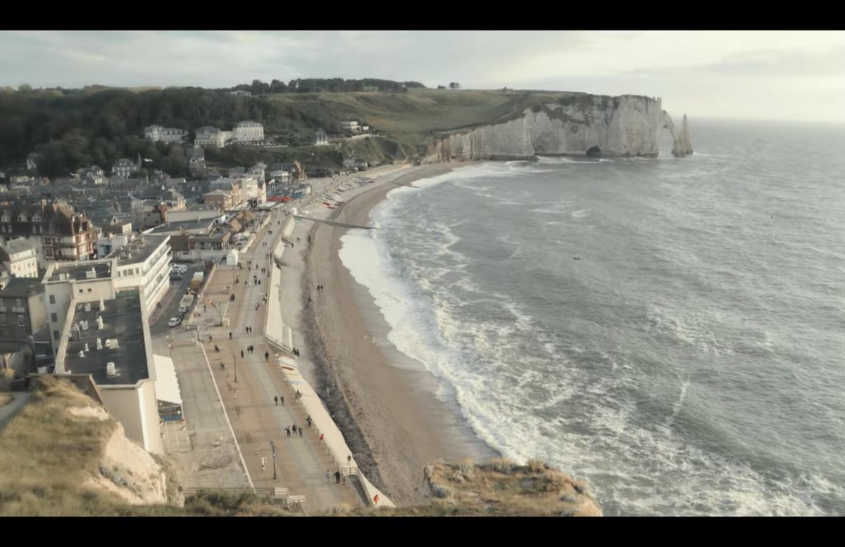 넷플릭스 드라마 뤼팽에는 프랑스에 여행 가본 사람들이 낯 익어 할 만한 배경이 꽤 많이 나오는데 그 중 하나인 에트르타. 실제 뤼팽 기암성 배경지...