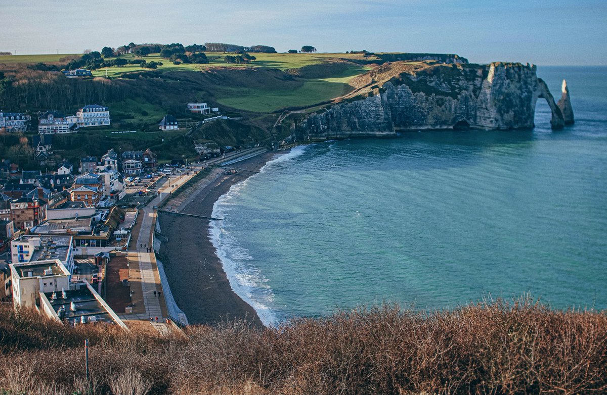 넷플릭스 드라마 뤼팽에는 프랑스에 여행 가본 사람들이 낯 익어 할 만한 배경이 꽤 많이 나오는데 그 중 하나인 에트르타. 실제 뤼팽 기암성 배경지...