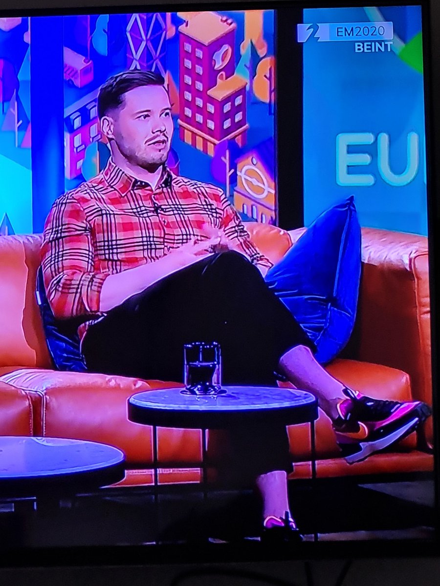 Hugrekki. Berfættur, fallegt að sjá nike-merkið tóna við skyrtuna. Svalasta lúkk sem ég hef séð í TV