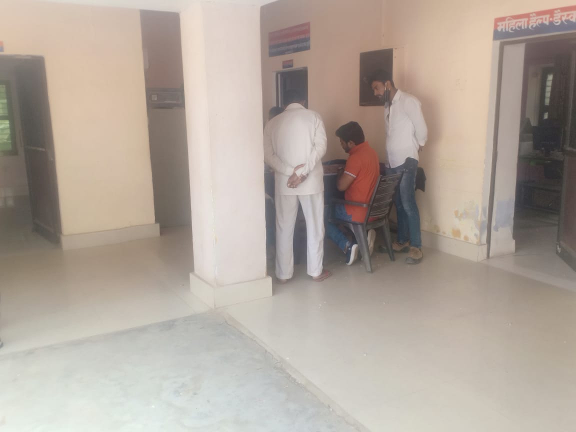 <a href="/pvvnlbaghpat/">PVVNL BAGHPAT</a> के अंतर्गत33/11 केवी  उपकेंद्र पुषार  विद्युत वितरण खंड द्वितीय बड़ोत अवर अभियंता श्री प्रदीप गुप्ता जी पर आज सुबह चेकिंग अभियान मे जानलेवा हमला हुआ.... जिसमें अभियुक्तों के खिलाफ दोघट थाने में  प्राथमिकी दर्ज कराई गई। <a href="/MdPvvnl/">MD Pvvnl</a> <a href="/UppclChairman/">CMD UPPCL</a> <a href="/mduppcl/">MDUPPCL</a> <a href="/BagpatDm/">DM Baghpat</a>